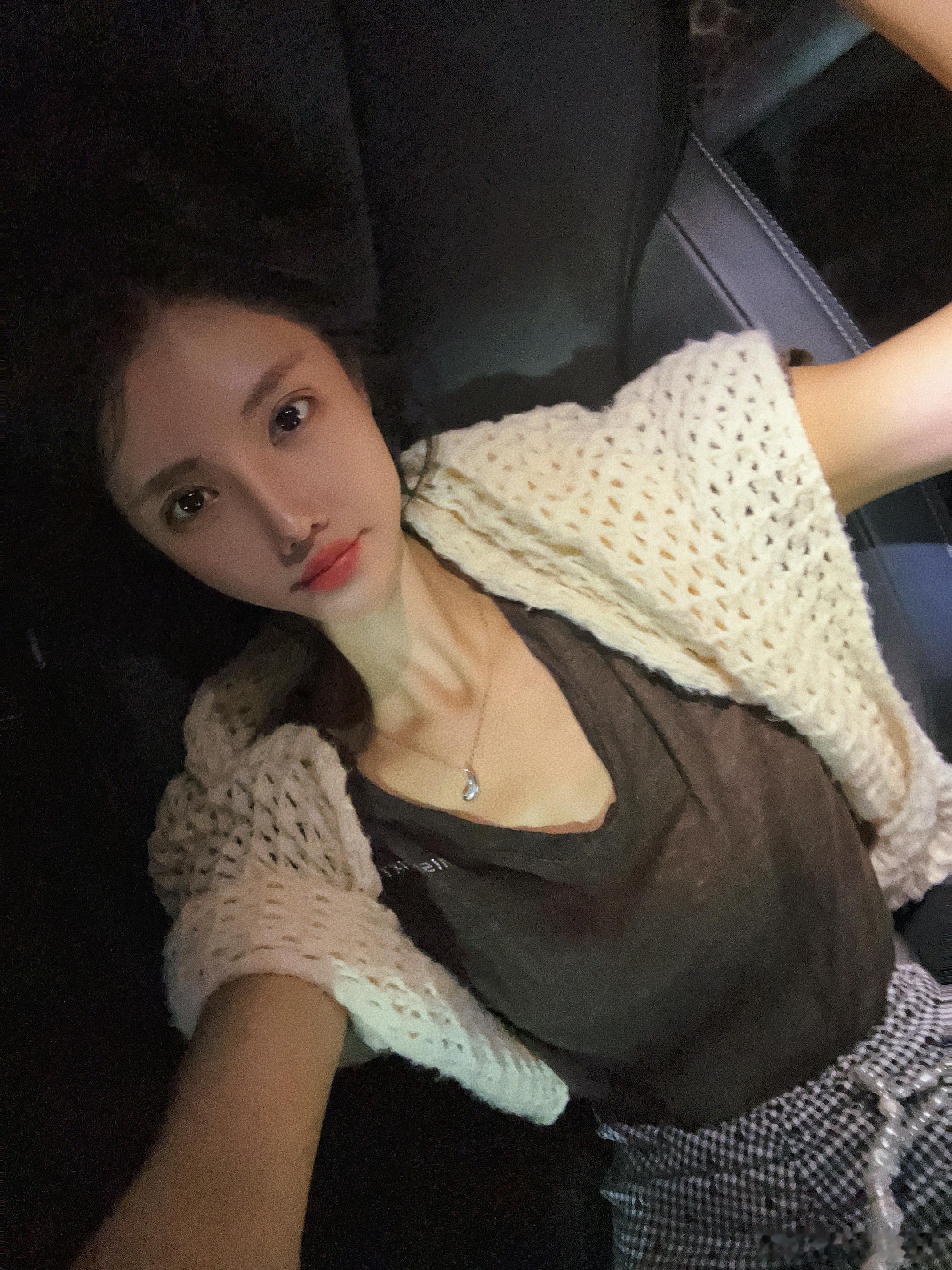 今天实在没空化全妆，只擦粉和口红，最近发现新世界，粉底刷，尤其适合水嫩的粉底液，