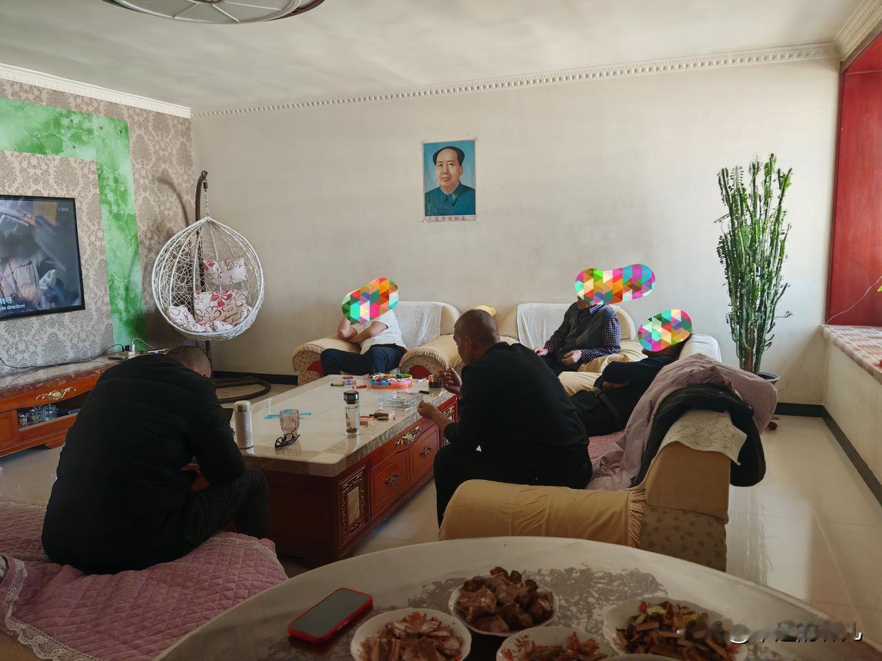 现在说是男女平等呢，看看这平等么？过年待亲戚，男人清一色都坐沙发上看电视呢