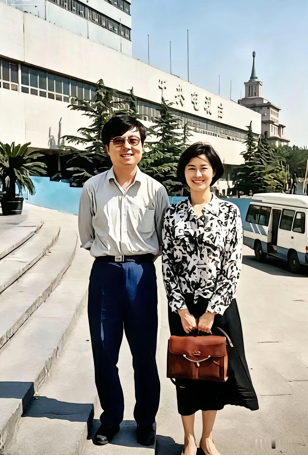 这位手提泥色公文包，面带笑容的美女是央视陪伴我们一起走过30年的著名电视主持人，