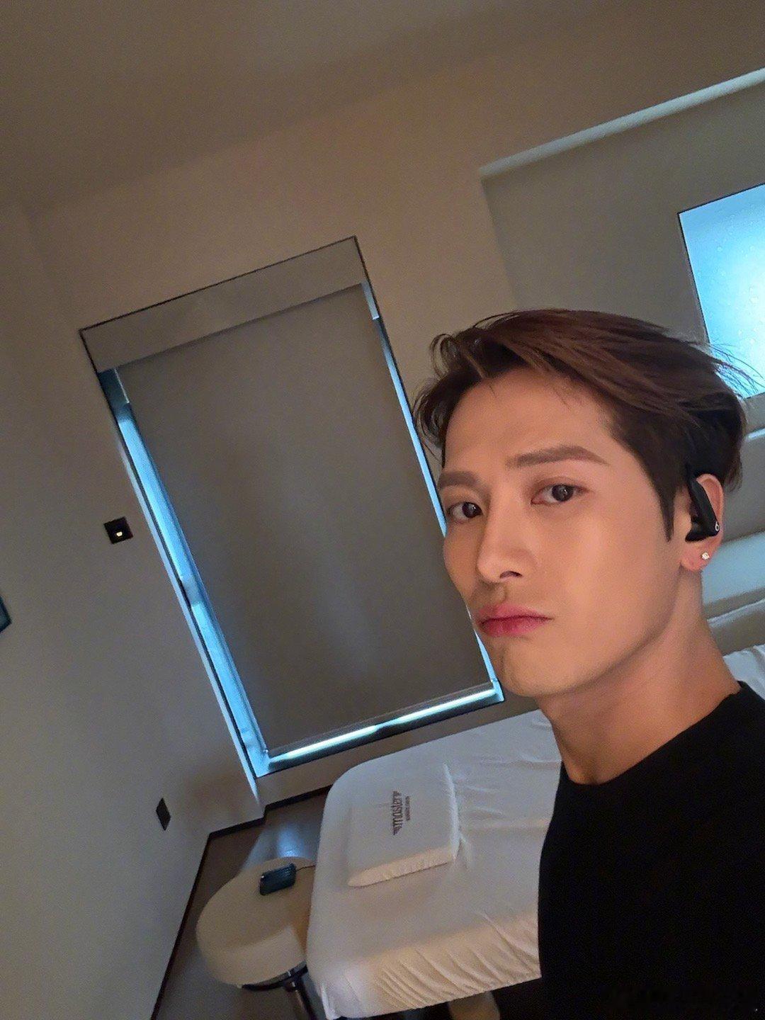 其实这两张也不一样怎么拍都帅的没边