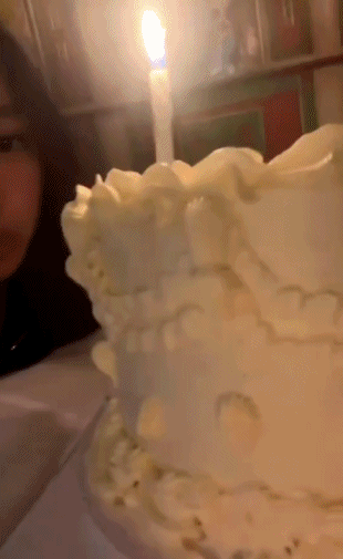 赵薇15岁女儿最新照曝光，小时候可爱长大后漂亮！最近，有网友在网上发布了一组