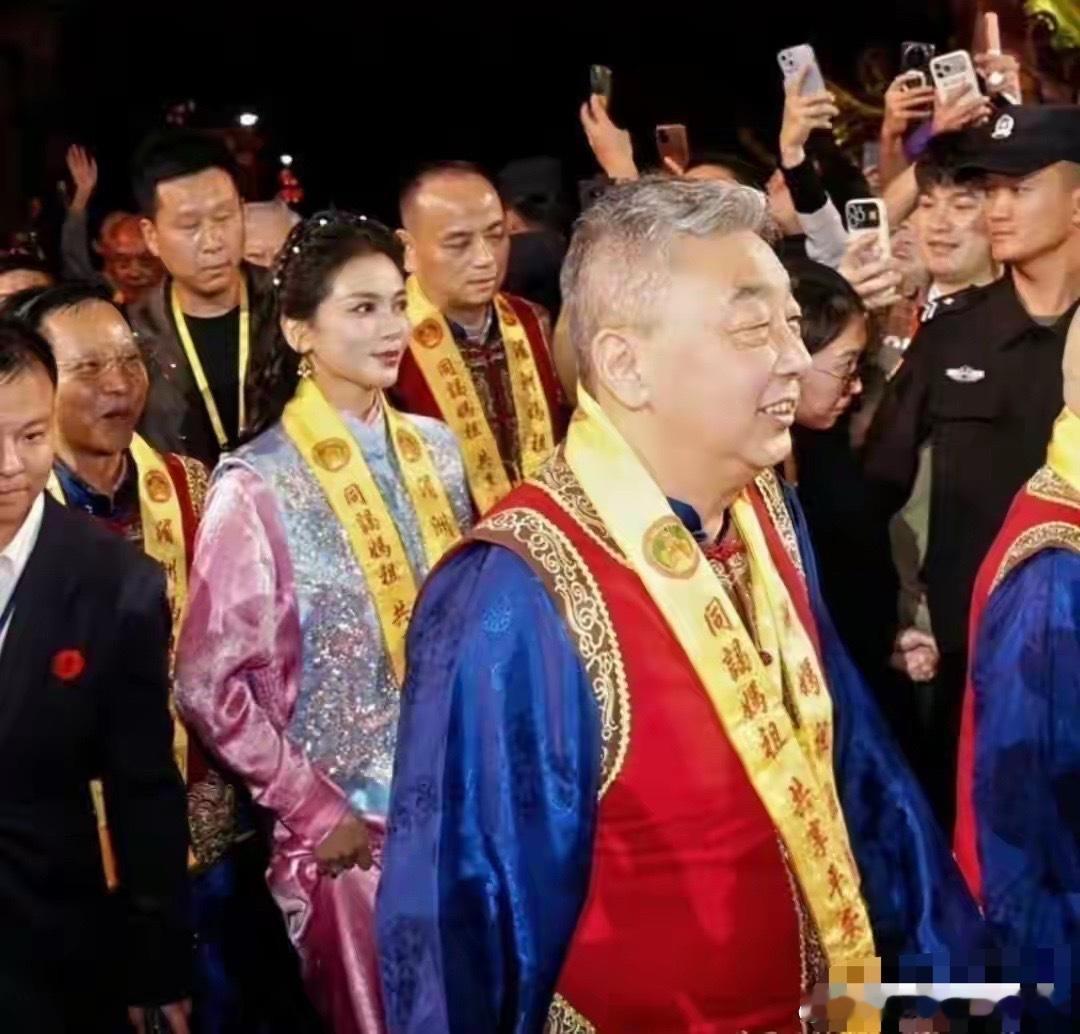 刘涛妈祖诞辰守夜妈祖诞辰1066周年的守夜庆典上，刘涛一身温婉传统华服，作为