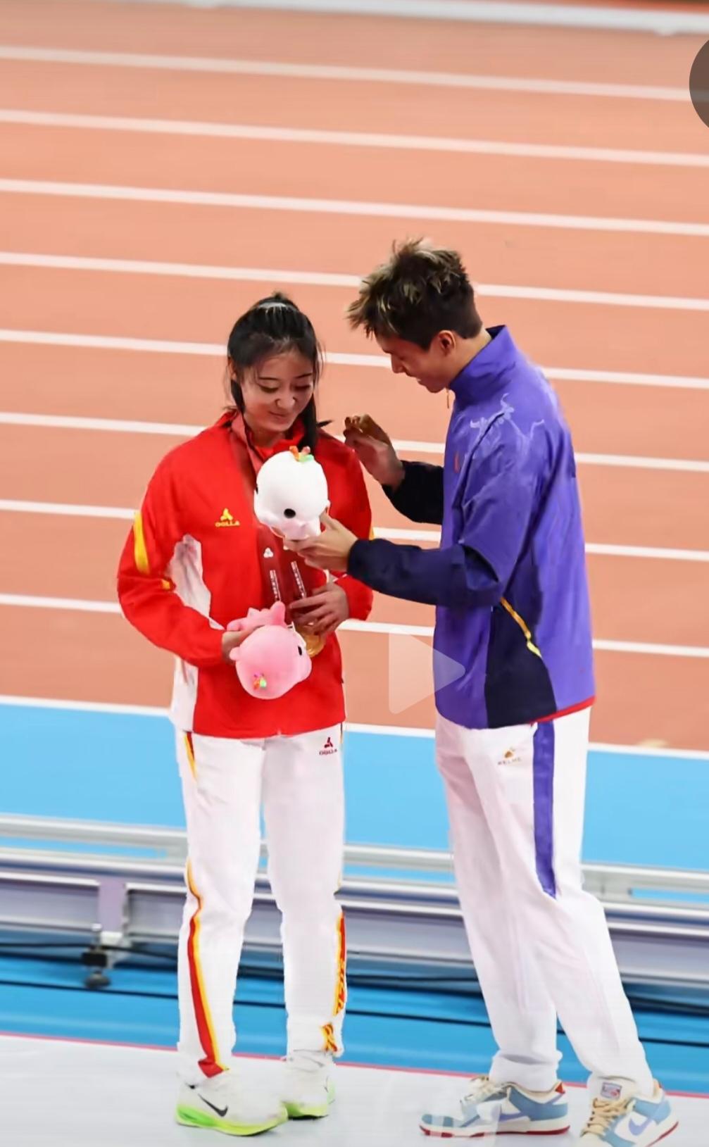 说个话外题，出于情侣关系，现在将金牌送给女朋友，彩礼就不给啦！如果将来分手了，金