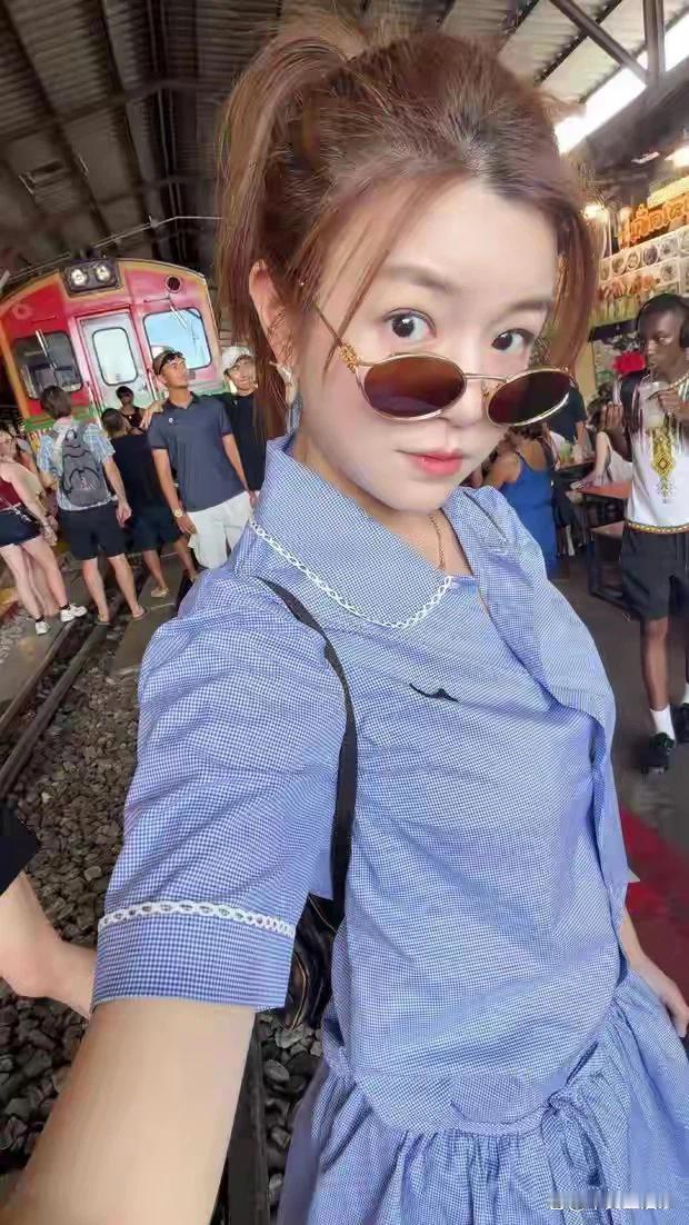 陈妍希带儿子到泰国曼谷度假，9岁小星星戴墨镜酷酷拽拽的，和他爸陈晓一样