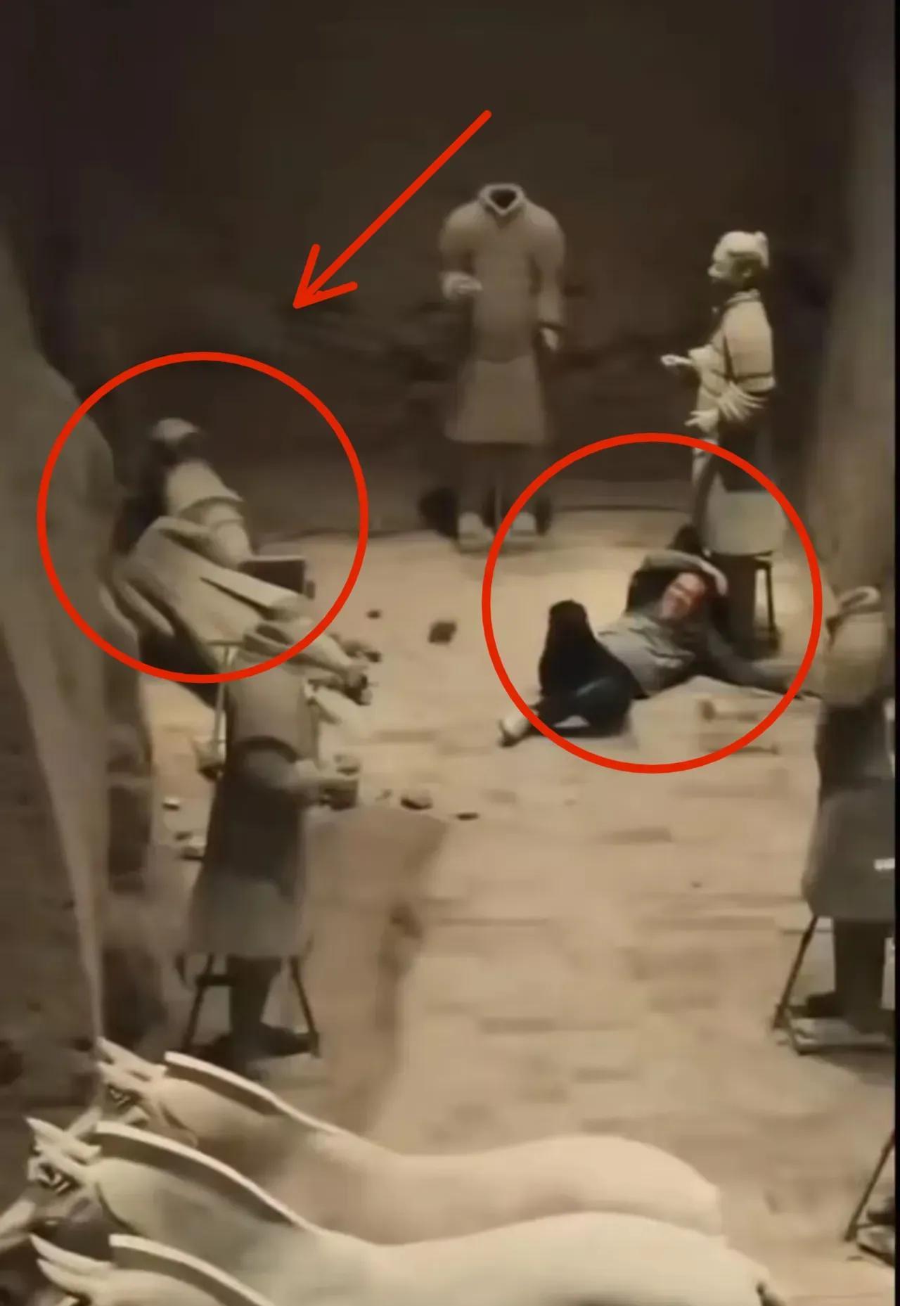 我的心都碎了！一个游客秦岭兵马俑展坑，推倒了两尊兵马俑！这样的兵马俑，一尊就是