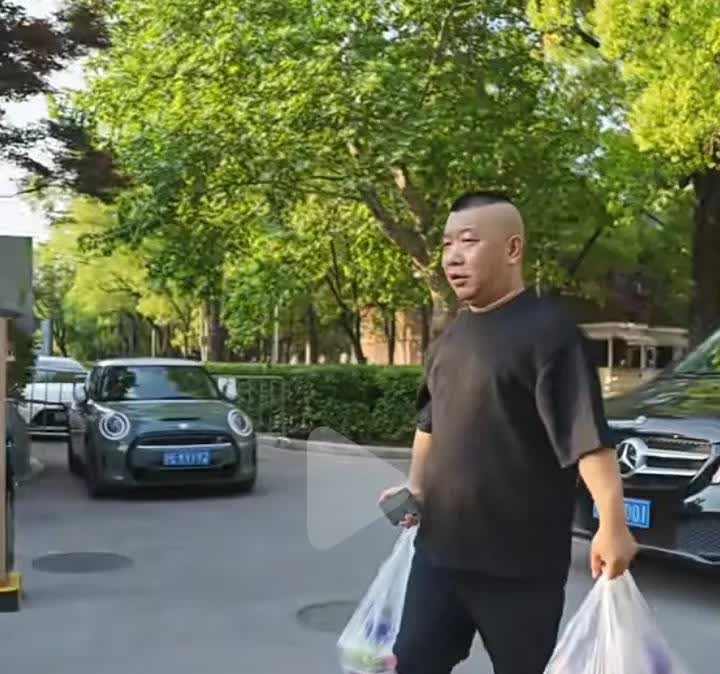 哈哈，高鹤彩提着两大袋礼物探班《卿卿误我》秦霄贤，杨九郎，李九春！到底是班主，也