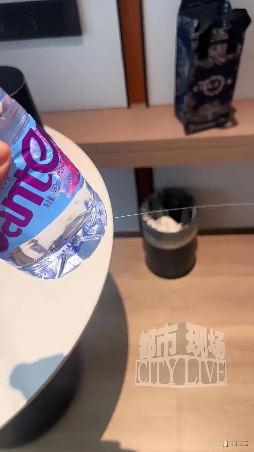 解释不清了！一女子去四川出差住酒店，随手拧开房间内的一瓶矿泉水喝了一口，谁知，等