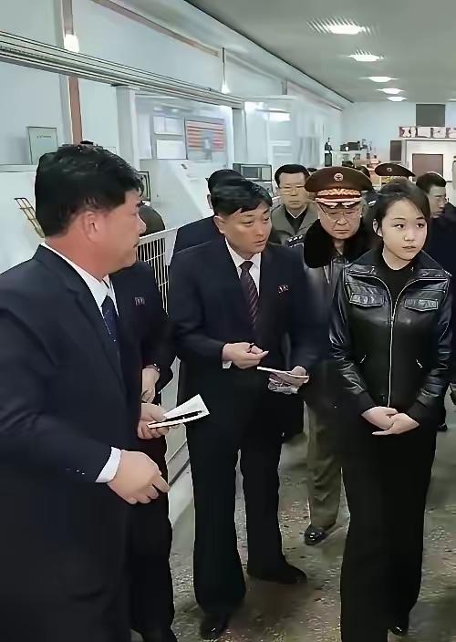 这个小姑娘气场强大，一帮人围在她周边很认真的拿出笔和纸记住她说的每一句话！