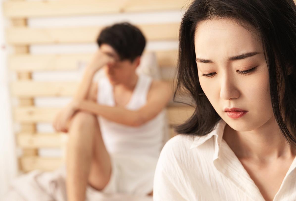 河南开封。一个21岁的姑娘和妈妈吵了起，姑娘拿起一只凳子，对妈妈说：你当妈妈的不