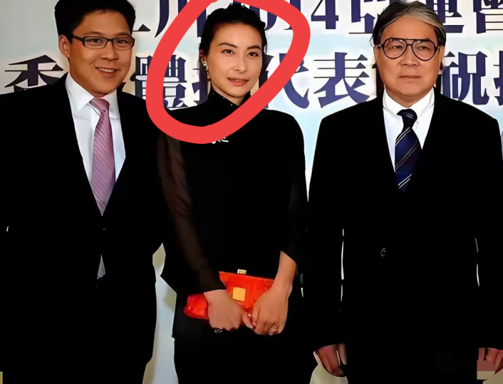 都是儿媳，看到霍启仁妻子被冠夫姓，才知道郭晶晶霍家地位有多高！震惊！同是霍家