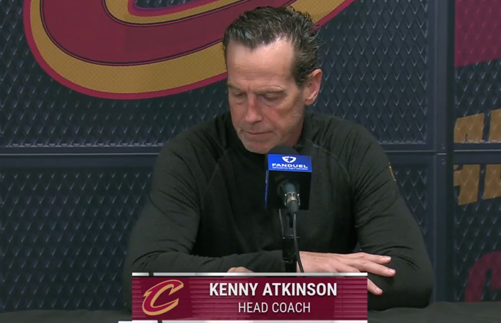 骑士队主教练阿特金森赛后赞扬詹姆斯的防守：“勒布朗能从一防到五，你无法在低位背打