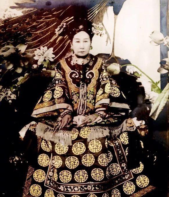 1880年，慈禧太后臀部生了痈疽，寝食难安。太医们束手无策，无人敢触碰皇后的身体