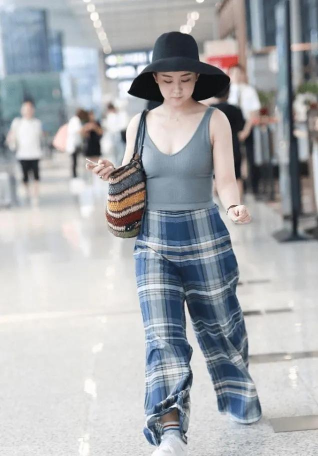 李小萌这套机场穿搭太懂身材扬长避短修身灰色V领针织背心勾勒曲线，短款版型拉