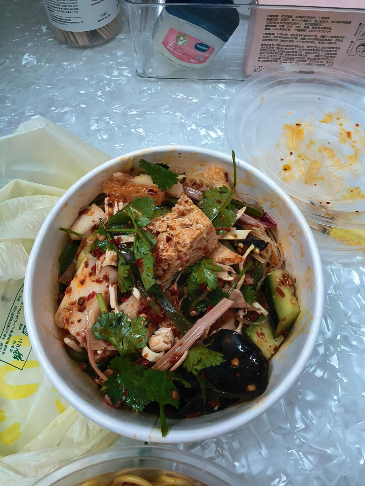 现在的外卖真的是防不胜防，点了一个凉面加泡菜盲盒，特意选去过的店铺，而且是连锁品