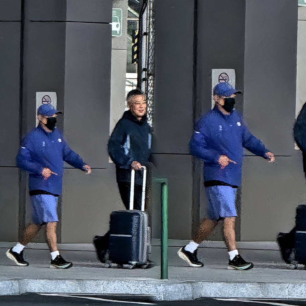 刘国梁来澳门啦！为了十五运的乒乓球赛，他这次特意飞了过来。出机场时戴着口罩