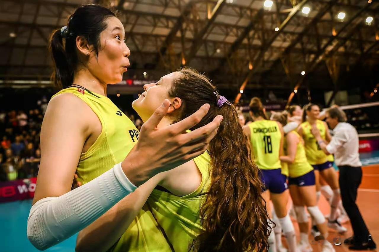 朱婷世俱杯攻强守稳显核心一传波动成待解课题2025女排世俱杯焦点战，朱婷