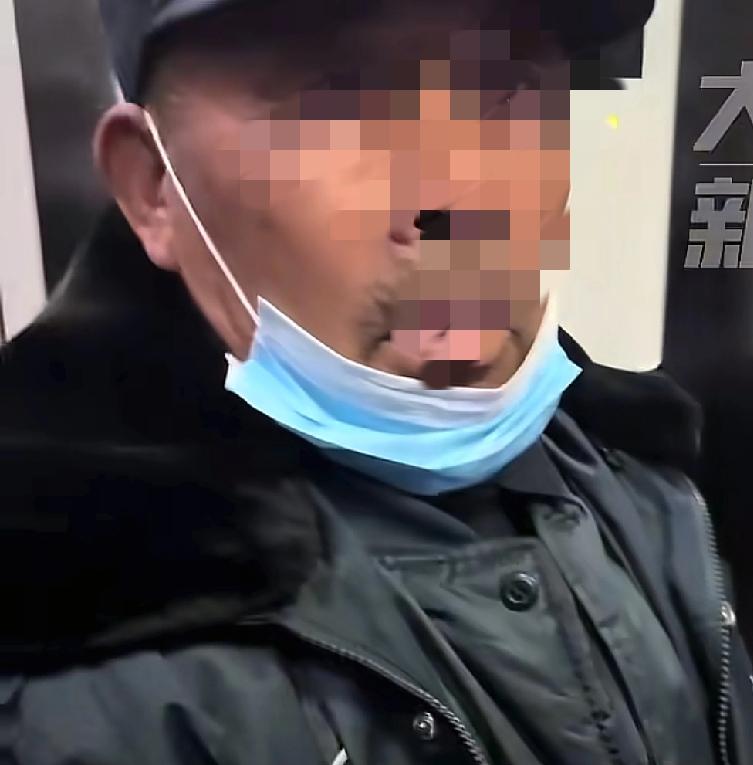 这是有多无奈才能出现如此的表情内蒙古鄂尔多斯一个小区内，一位业主打算坐电梯回家