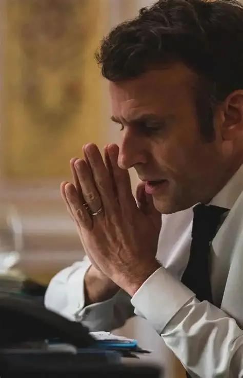 48岁，一国总统，亲手给自己的政治生命画上了句号。4月23日，马克龙当众宣布