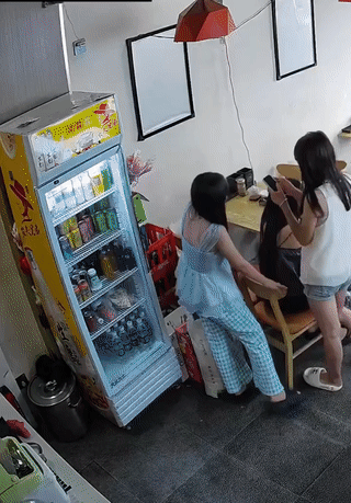 三个年轻女孩突然感到口渴，想买瓶饮料尝尝。结果三个人手里竟然都没什么钱了？最
