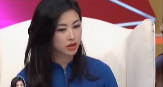 演员朱珠说：“我读书的时候，每次开家长会，我爸公司的会计、前台、秘书、司机啊，去