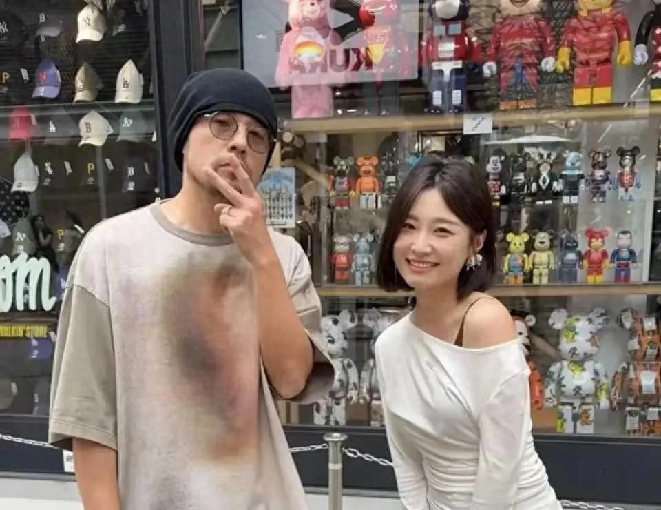 周杰伦和昆凌在日本游玩，又黑又瘦，像刚从非洲回来，变化太大了