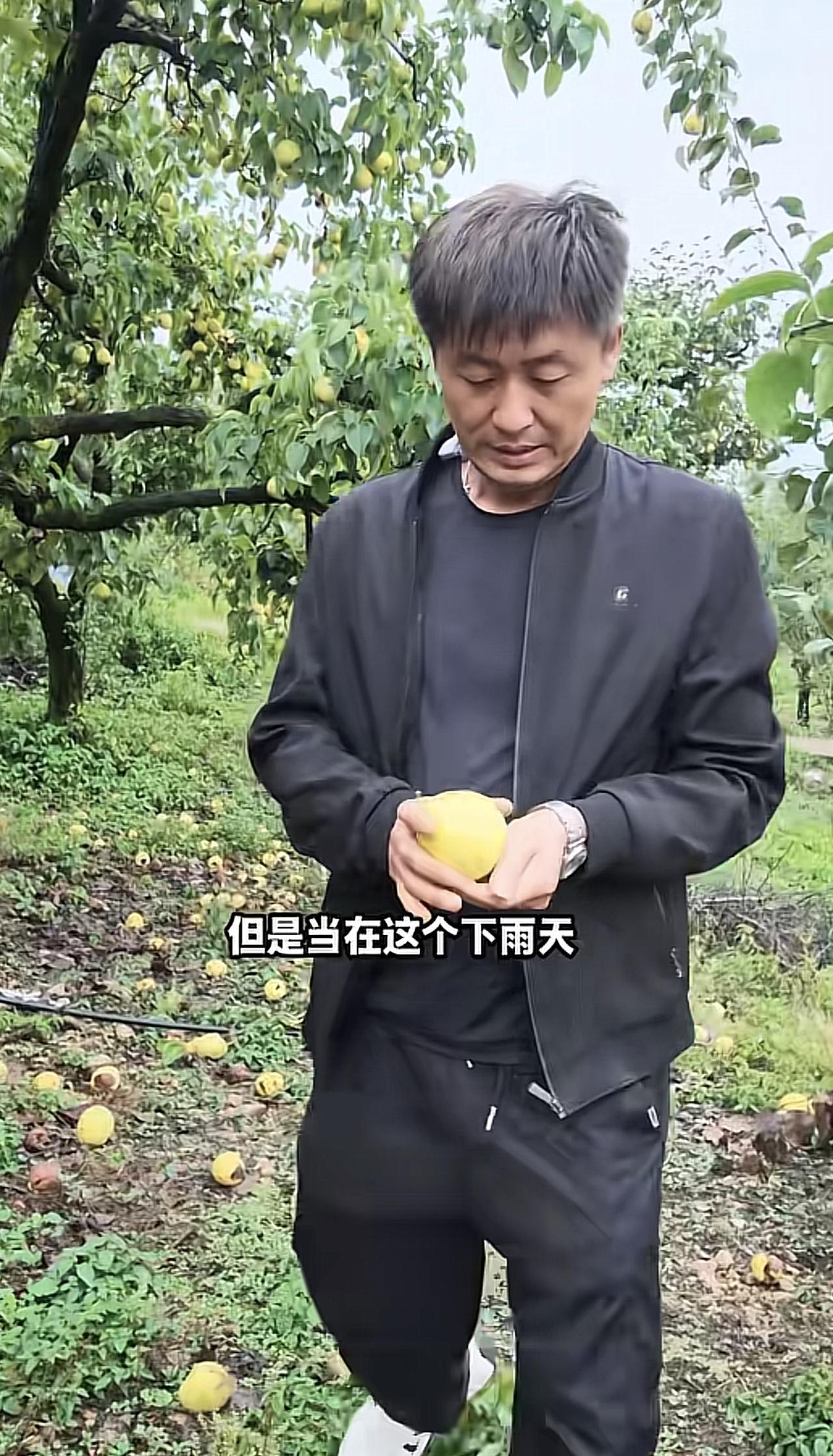 酷似张雪峰的烧烤师傅陈杰要直播带货了，现在粉丝将近六十万，从他走红的那一天，似乎