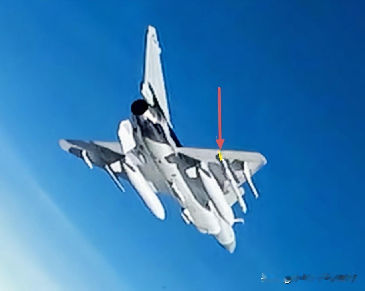 歼-10C搭载霹雳-17！美媒《军事观察》近日公开歼-10C战斗机训练画面，歼