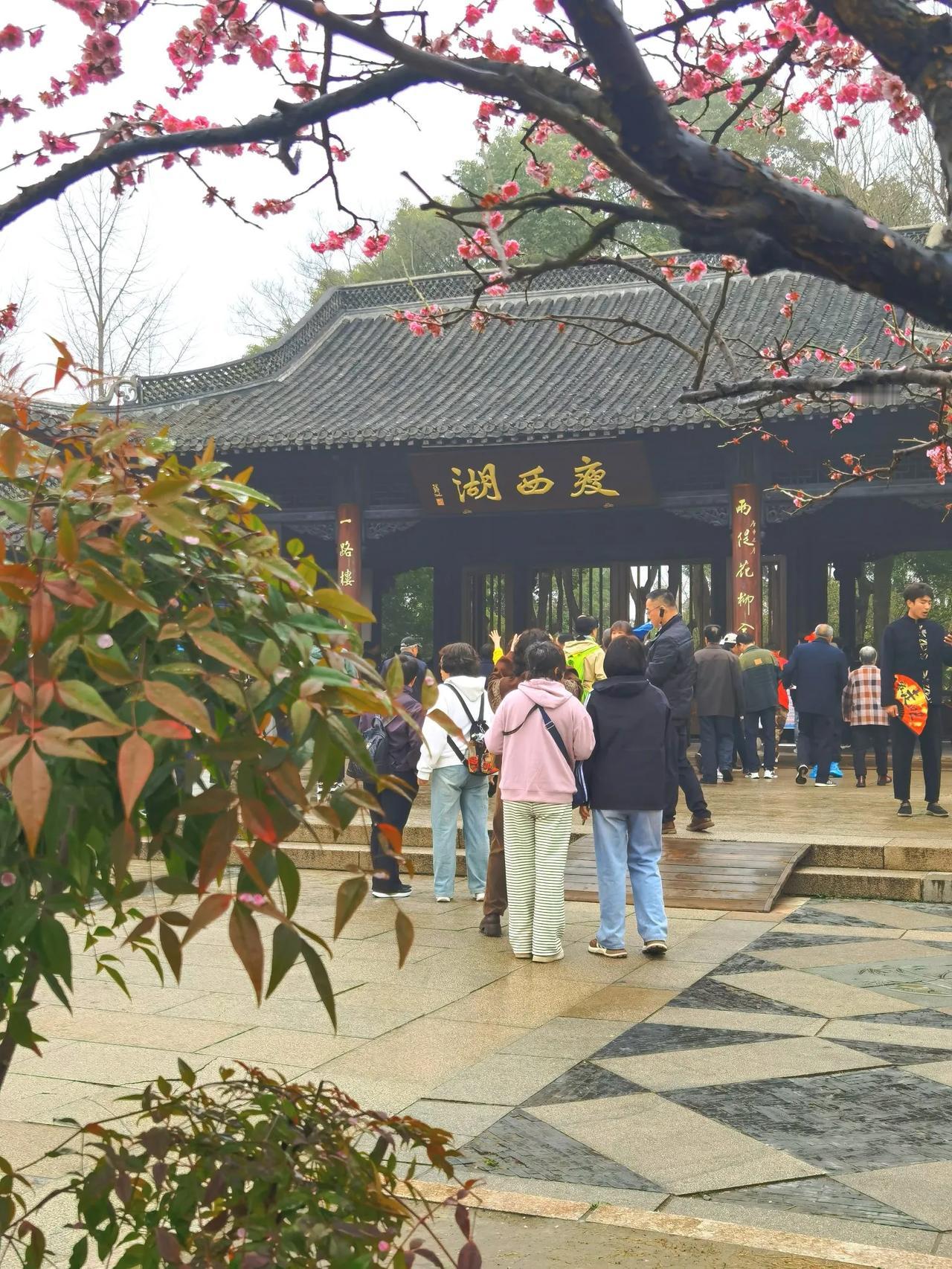 一句烟花三月下扬州，吸引各地游客来到扬州游玩，三月是扬州旅游旺季，瘦西湖是游客必