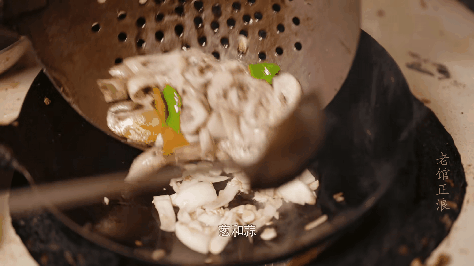 在哈尔滨理解了辛芷蕾的挑食彻底理解辛芷蕾！哈尔滨厨师用猛火快炒，为肥肠腰花注入灵