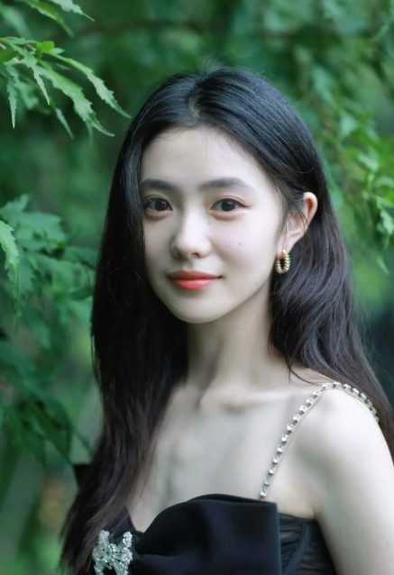 不得不说，刘浩存真的不简单，在读高中时，就被张艺谋看中，想让她去拍电影《