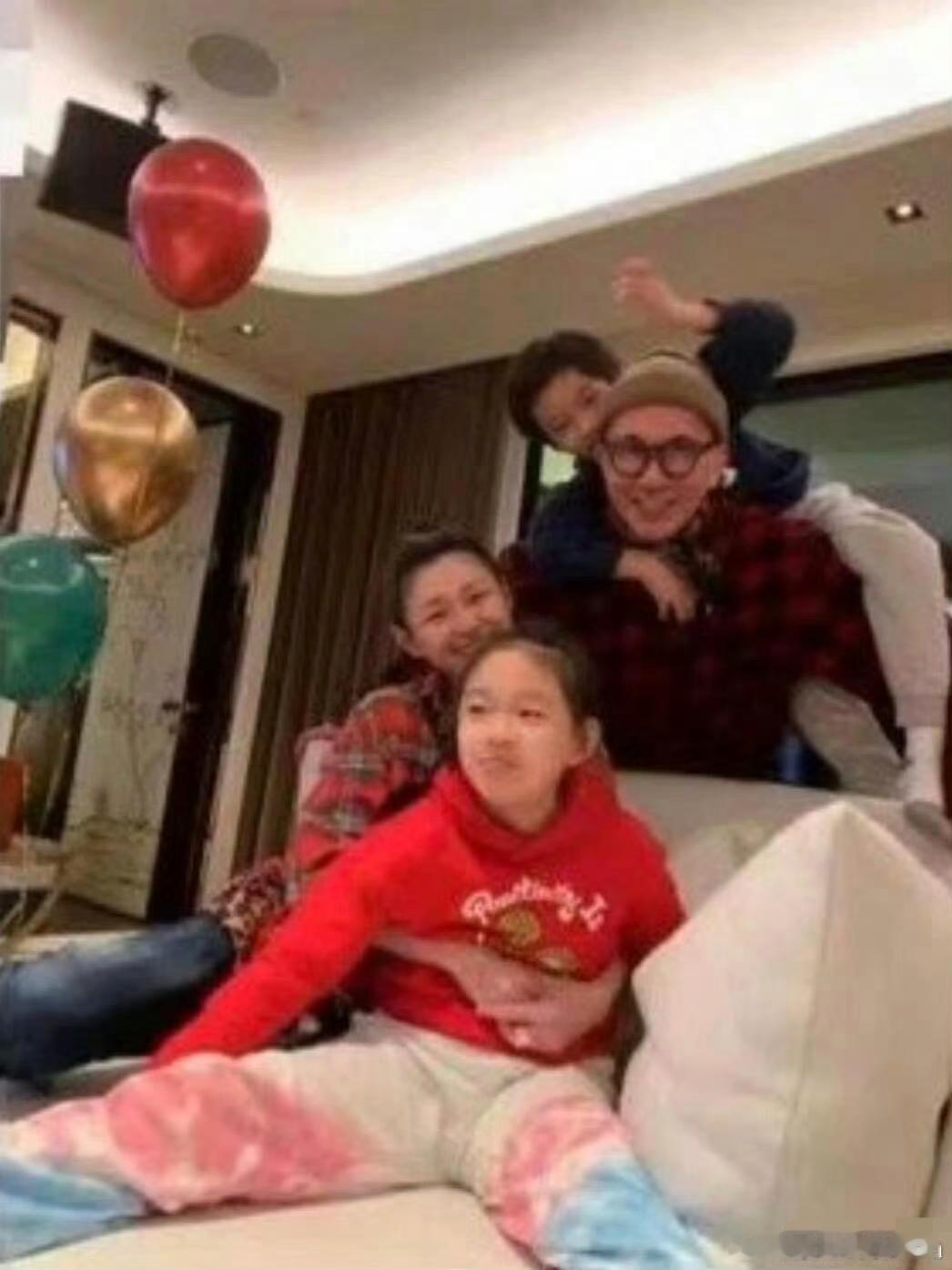 大s原本吃荤，后来她家狗生重病，她许愿吃多久的素，后来狗没事了就改吃素了。她后来