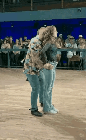 这力量太强了，这臂力，一百块随便拎起来，随便做动作！