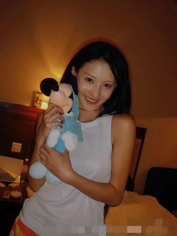 张柏芝当年为了拍无极，张柏芝剃了原生眉，化了这种眉毛，看着跟大如的好像，看来这种