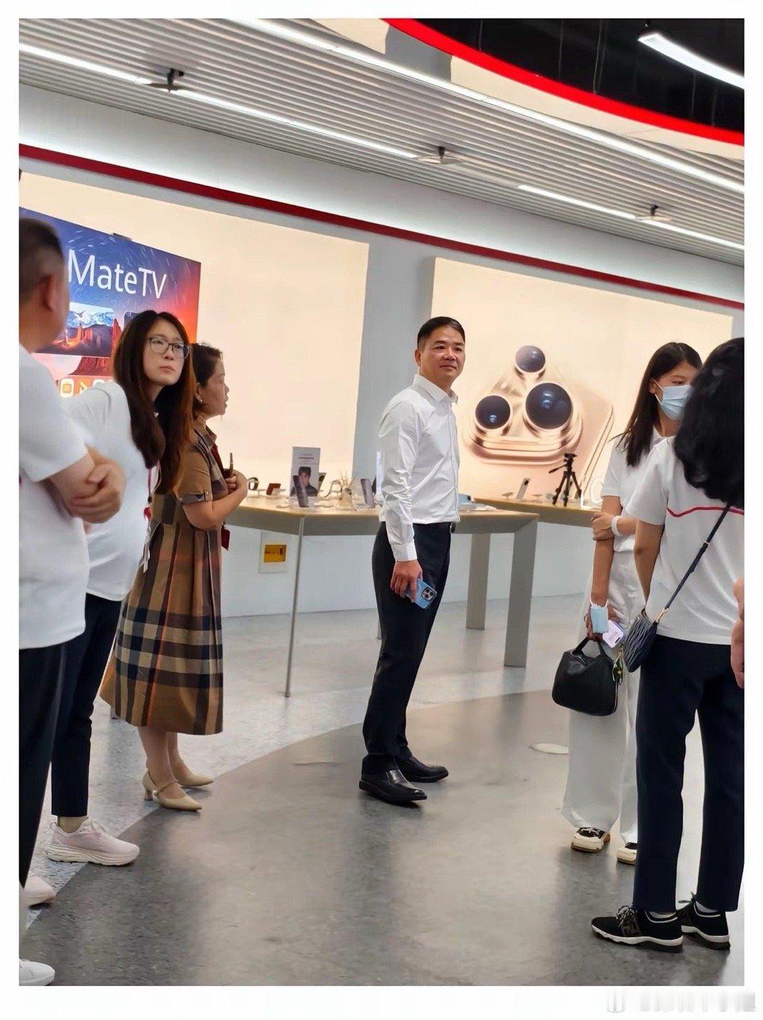 刘强东和马云的“手机差距”？一个机不离手，一个潇洒随性！有没有发现一个细节？刘强