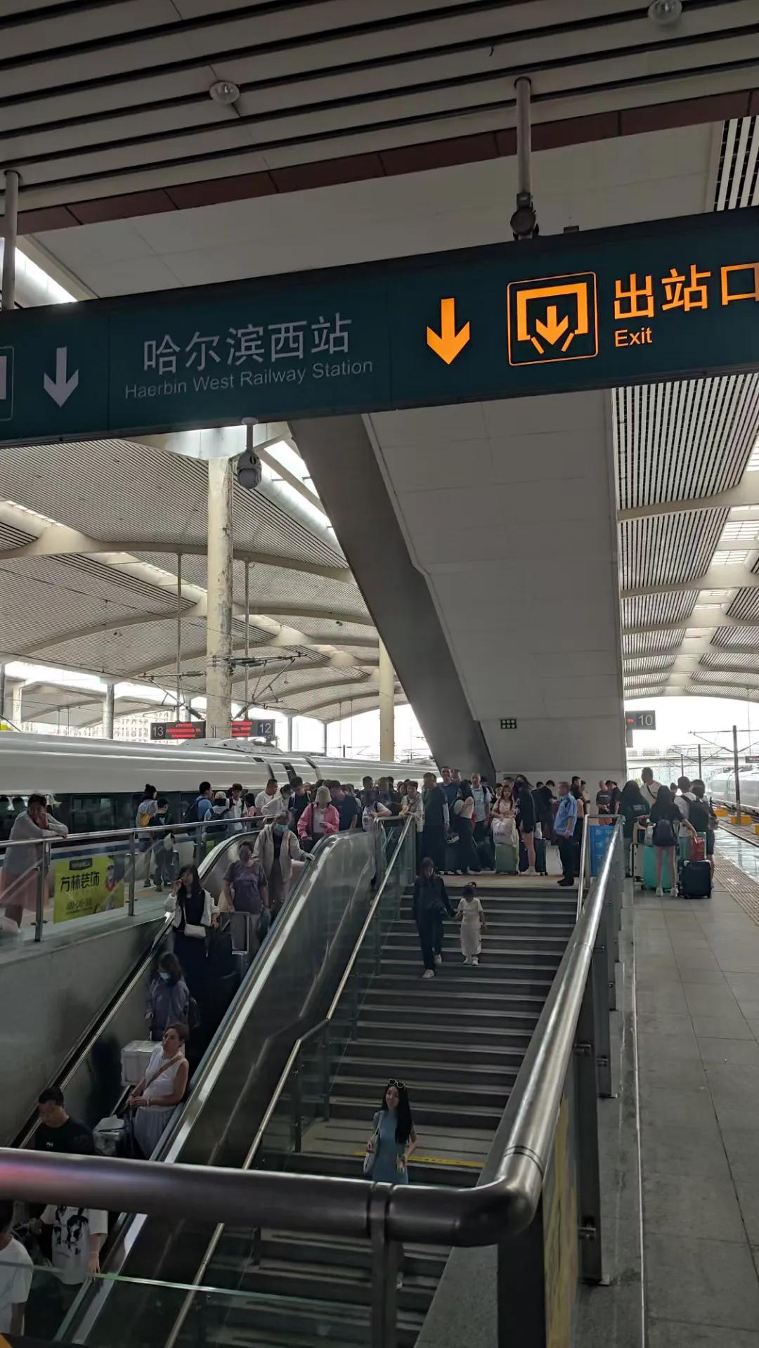 记得是在2023年那个冬天，哈尔滨旅游突然间火遍大江南北，这般经历如同小沈阳在2