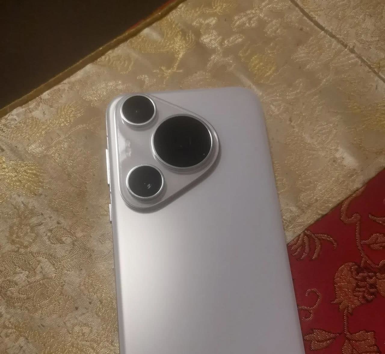 很不幸，今天手机摔了[哭哭]，华为Pura70pro。去散步，穿裙子，