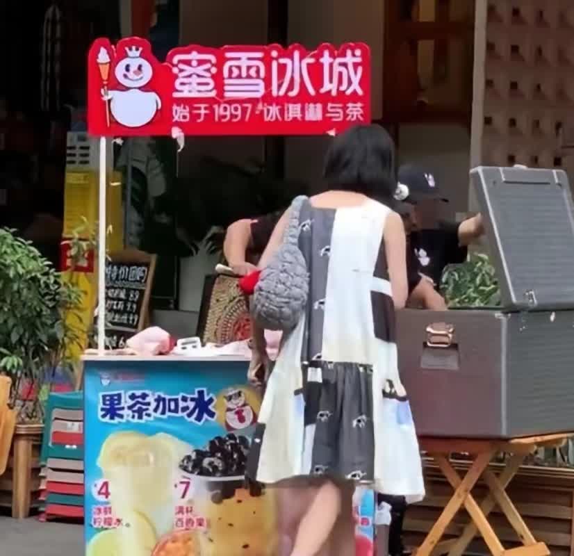 一觉醒来，蜜雪冰城天塌了，有人居然摆摊倒卖蜜雪冰城的柠檬水，他用优惠券购买柠檬水