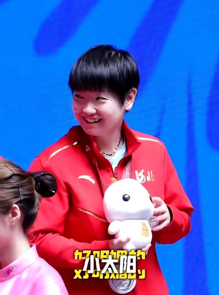 河北队虽然是亚军，但摄影记者却不拍冠军，全都对着亚军拍。确切地说是对着莎莎拍。