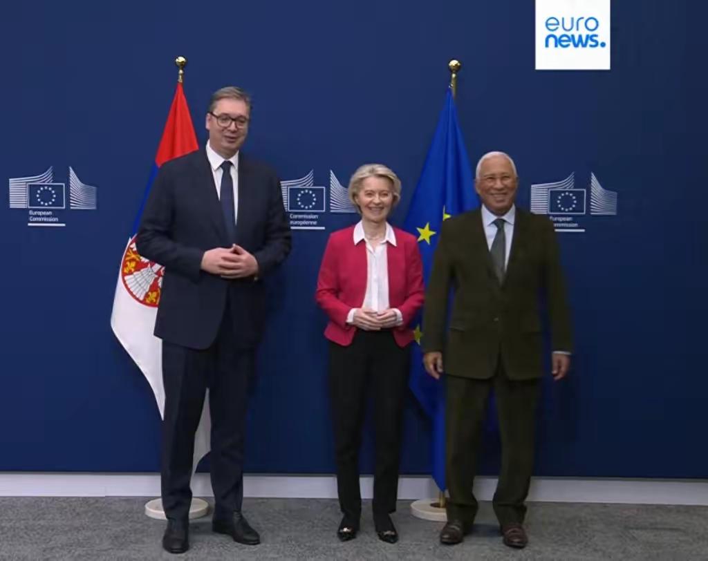 打死没想到，欧盟峰会现场麦克风没关，录到了这么一句悄悄话。​塞尔维亚总统武契奇