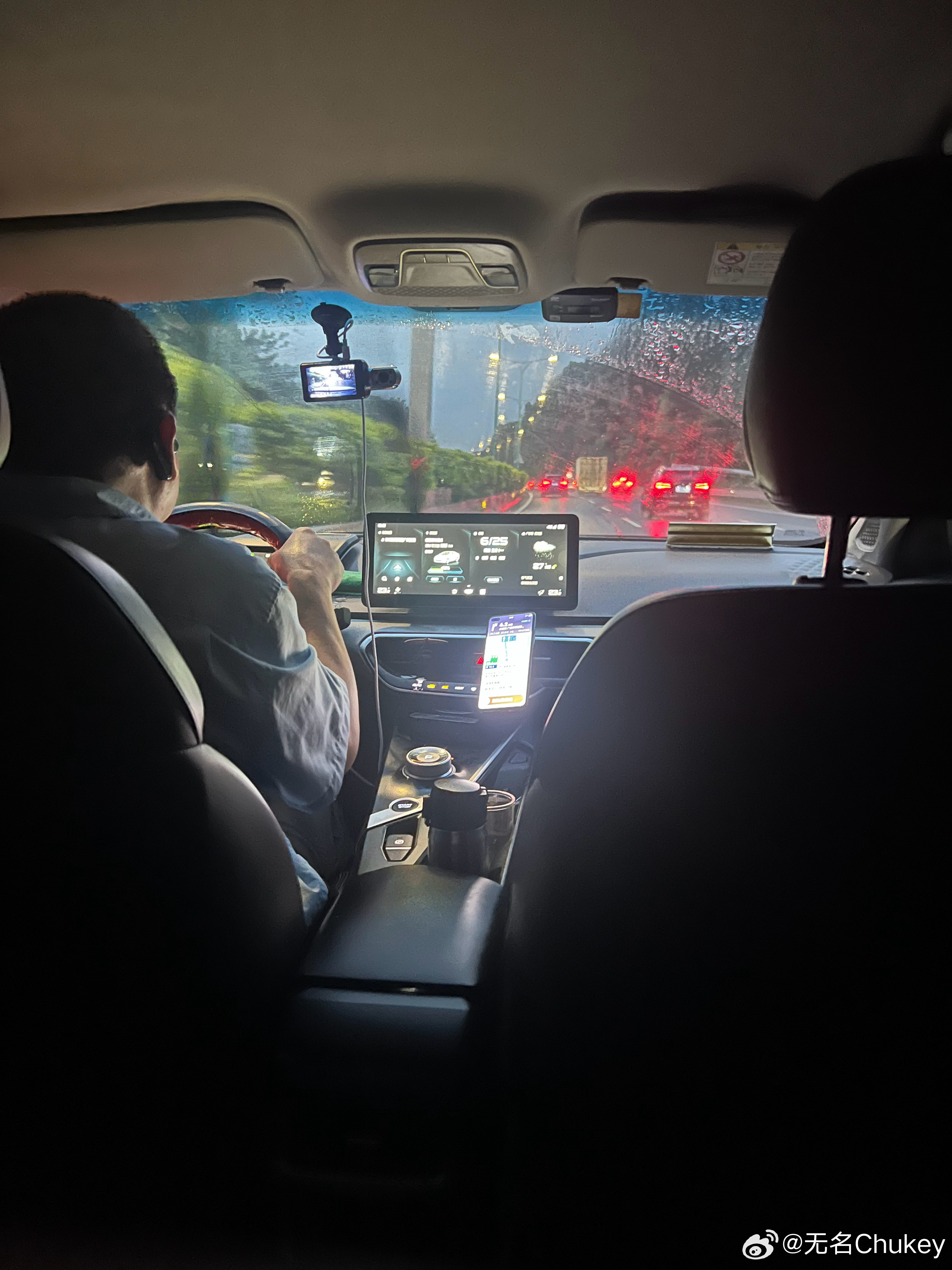 挺崩溃的，专门选路线选了高速，比国道快个10分钟吧，多个20多块钱，但是滴滴司机