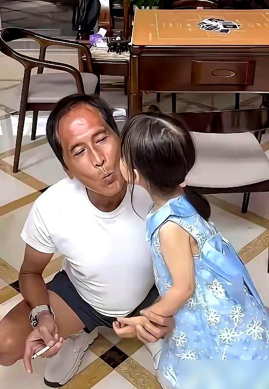 65岁齐秦还在赶场商演，两鬓全白却不敢退休。早年被前女友告上法庭赔了526