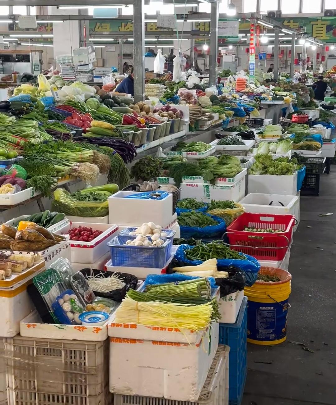 告诉你们个秘密：1.一定要买品相不好的蔬菜和水果，因为它是纯天然的，只是品相