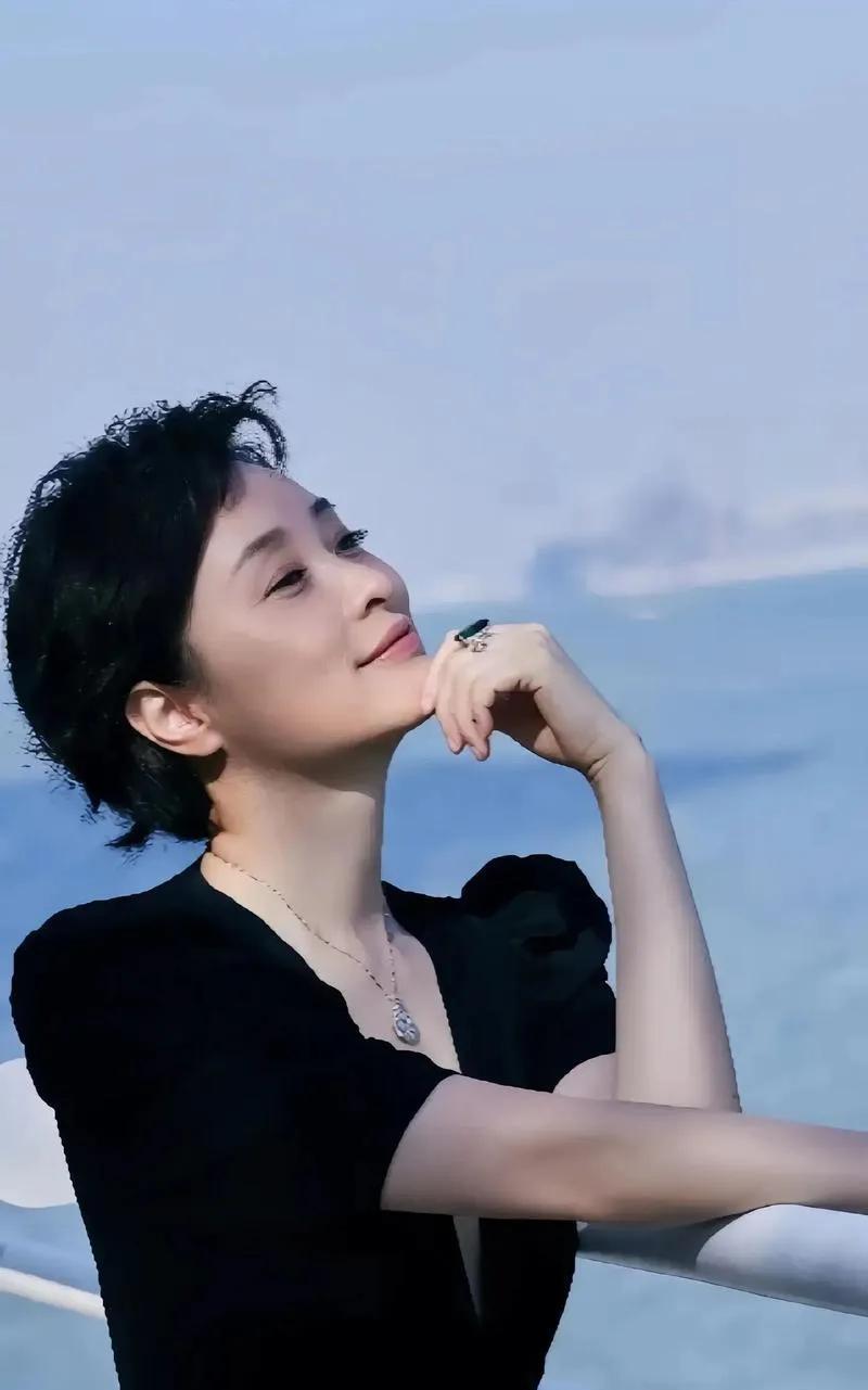 演员吴越说：“我不会结婚了，也不会再去谈恋爱了。不是因为谁把我伤了，也不是对感情
