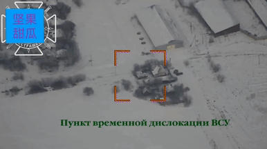 小摩托打击防空系统。哈尔科夫州，乌军在前线村落附近布置了一套防空系统，它的布置过