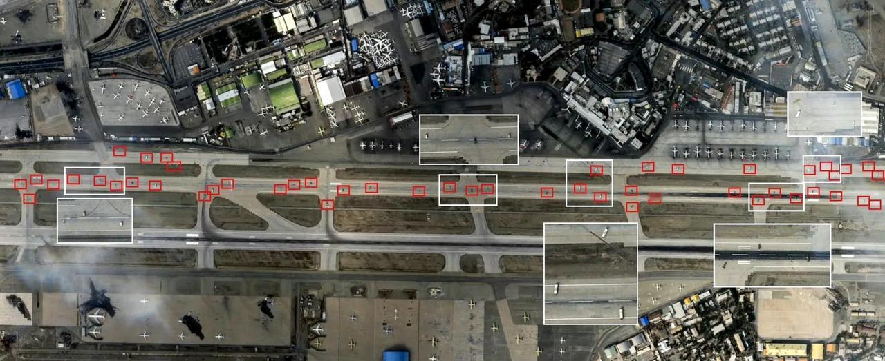 伊朗军方人员在首都德黑兰梅哈拉巴德机场用数十辆机场摆渡车和勤务车辆阻断了一条跑道