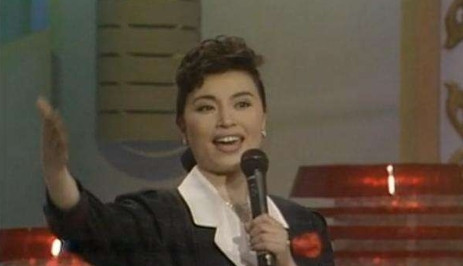 1998年《新闻联播》开播前15分钟，李瑞英突然接到儿子坠楼的消息，但她丝毫不受