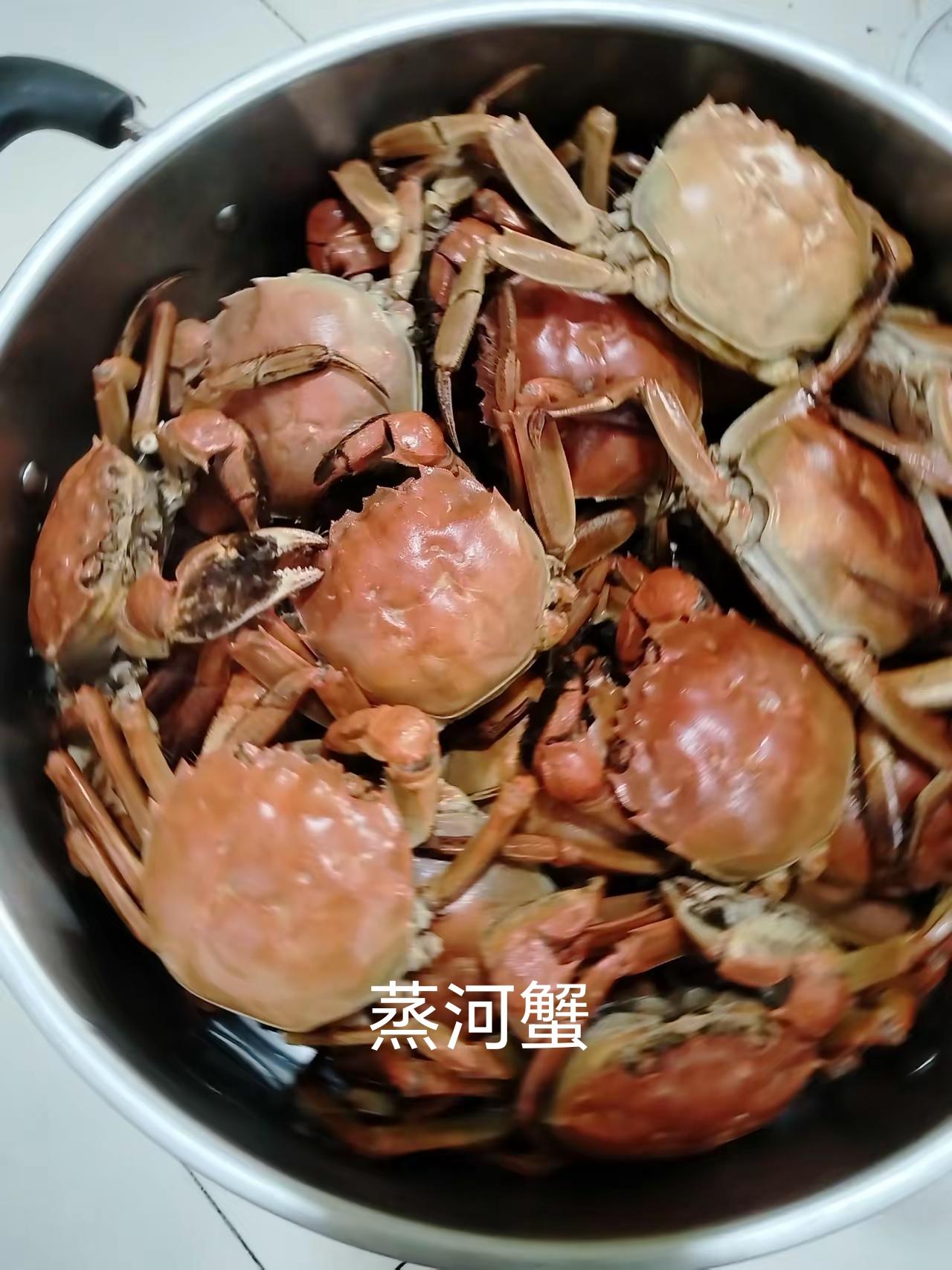 中午婆婆张罗了一桌八样家常菜，蒸河蟹、红焖排骨、酱牛肉、焖鱼，搭配几道清爽素菜。