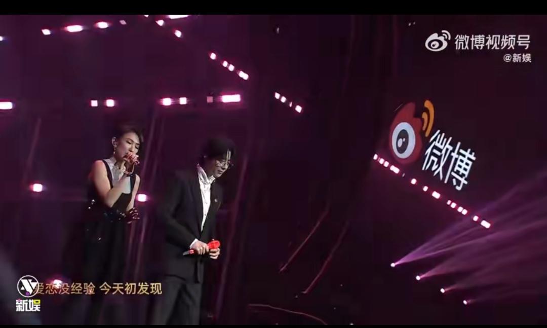 四年之约太会了！刘宇宁戴佩妮《初恋》牵手杀甜晕全场谁懂啊！2025微博音乐