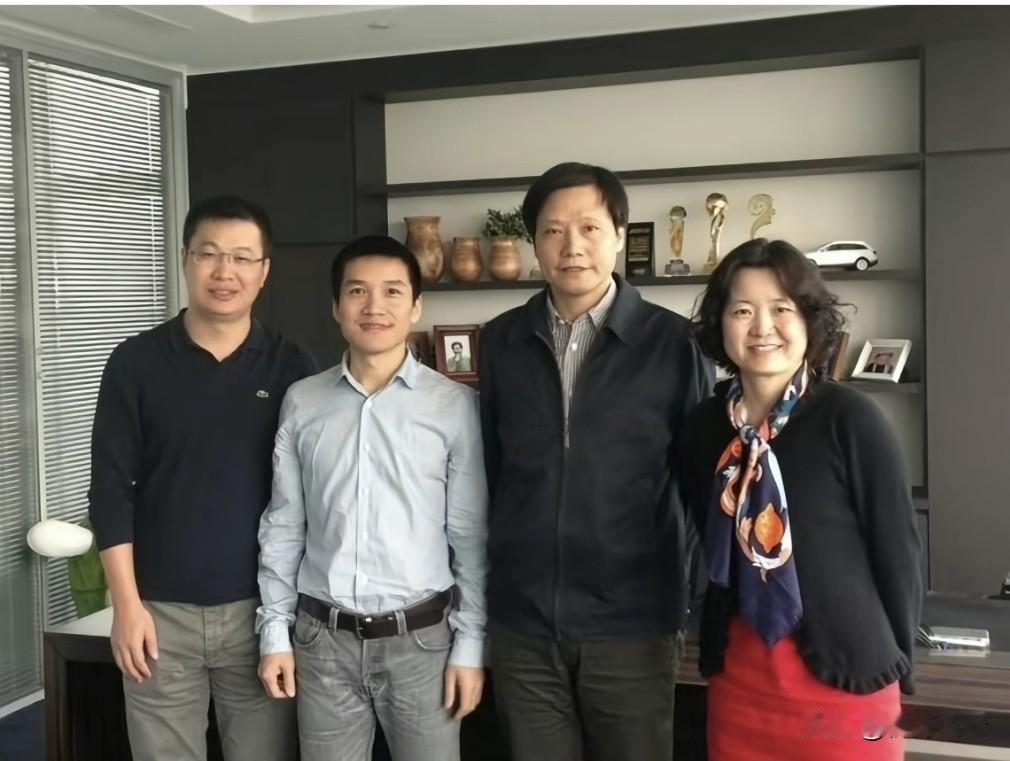 嚯！卢伟冰、刘作虎、雷军还有一位女士不认识（但应该也是个大咖）居然合过影，那一年