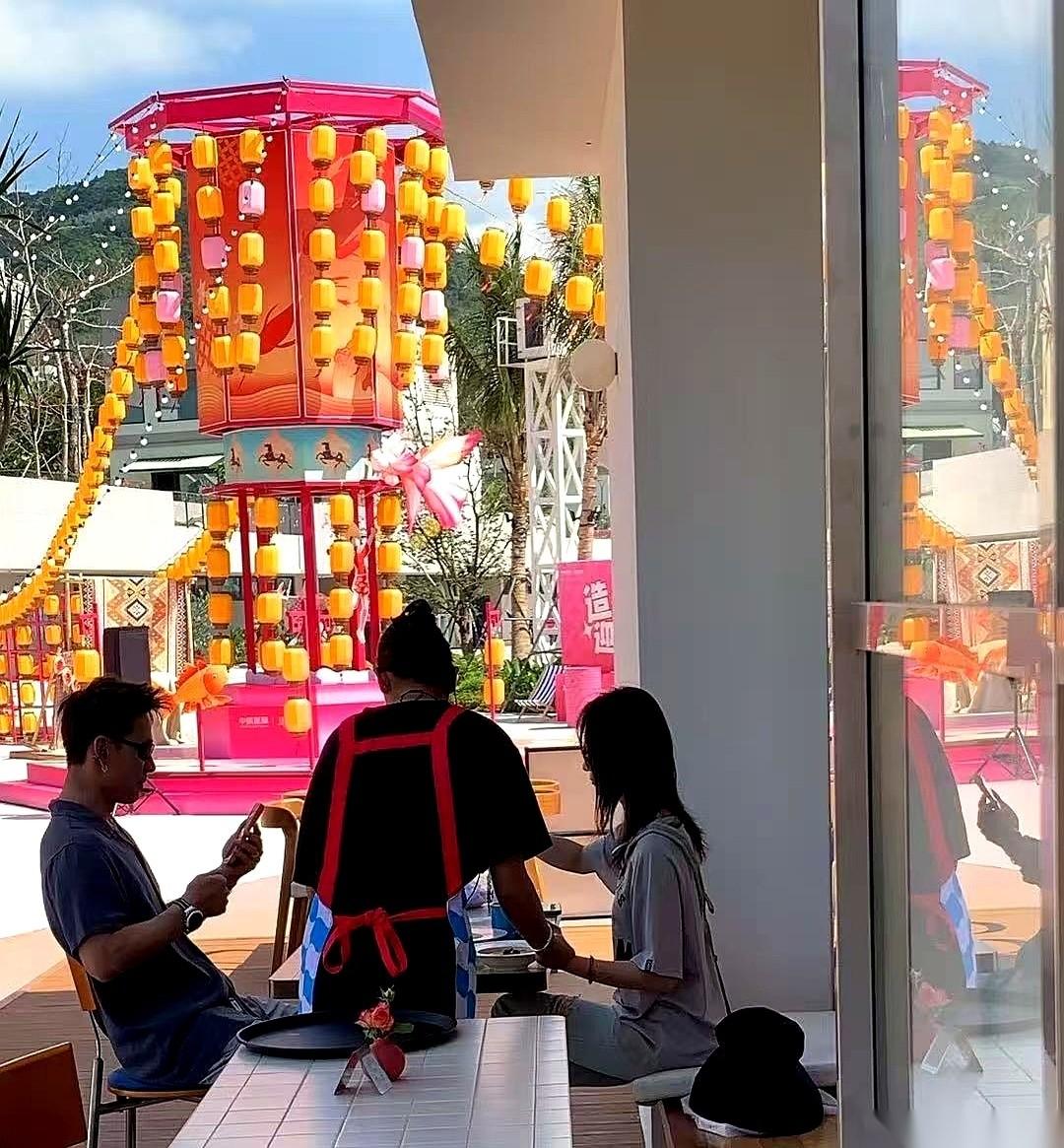 刷到吴谨言在三亚被偶遇的照片，我第一反应都不是“好甜”，而是“我的妈呀，这也太瘦